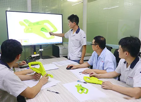 提供材料选型方案，采用日系产品研发流程，根据客户的品质要求、用户使用场景，销售市场的标准进行分析，使用信赖实验设备进行评价，我司拥有高低温循环冷热冲击试验机、耐黄变试验机、盐雾试验机等信赖性实验设备41台，尺寸测量95台，确保注塑模具产品品质符合客户的需求